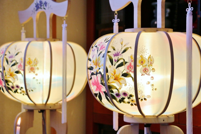 地域によって7月には新盆を迎えるところも。お盆に飾る「盆提灯」って